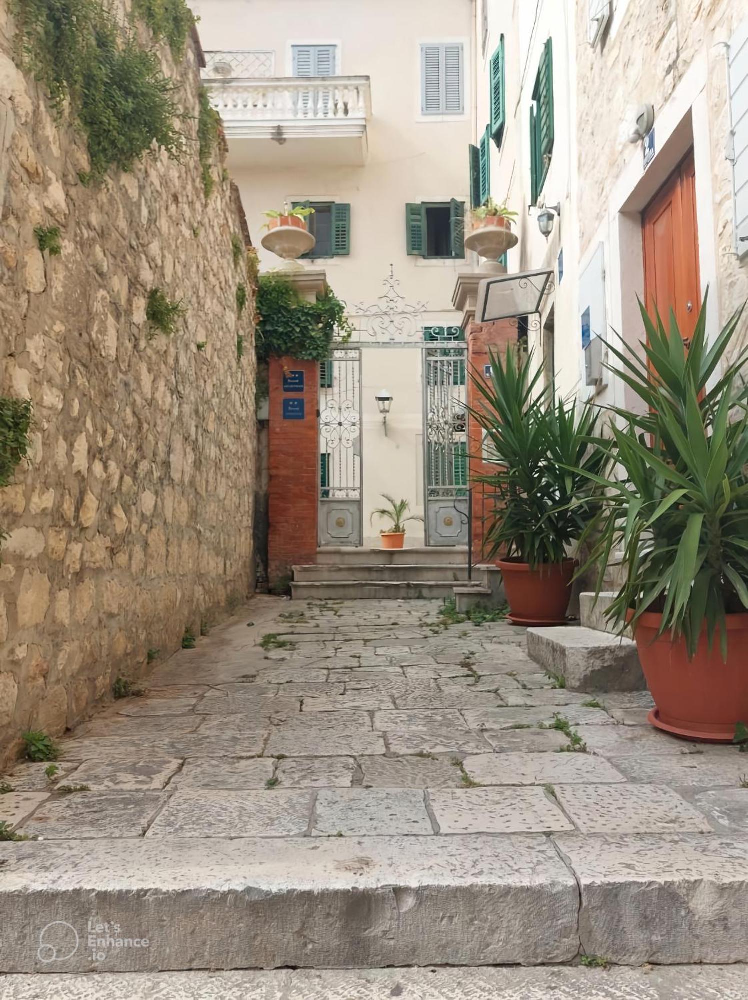 Garden In The Center Apartment Split Exterior photo