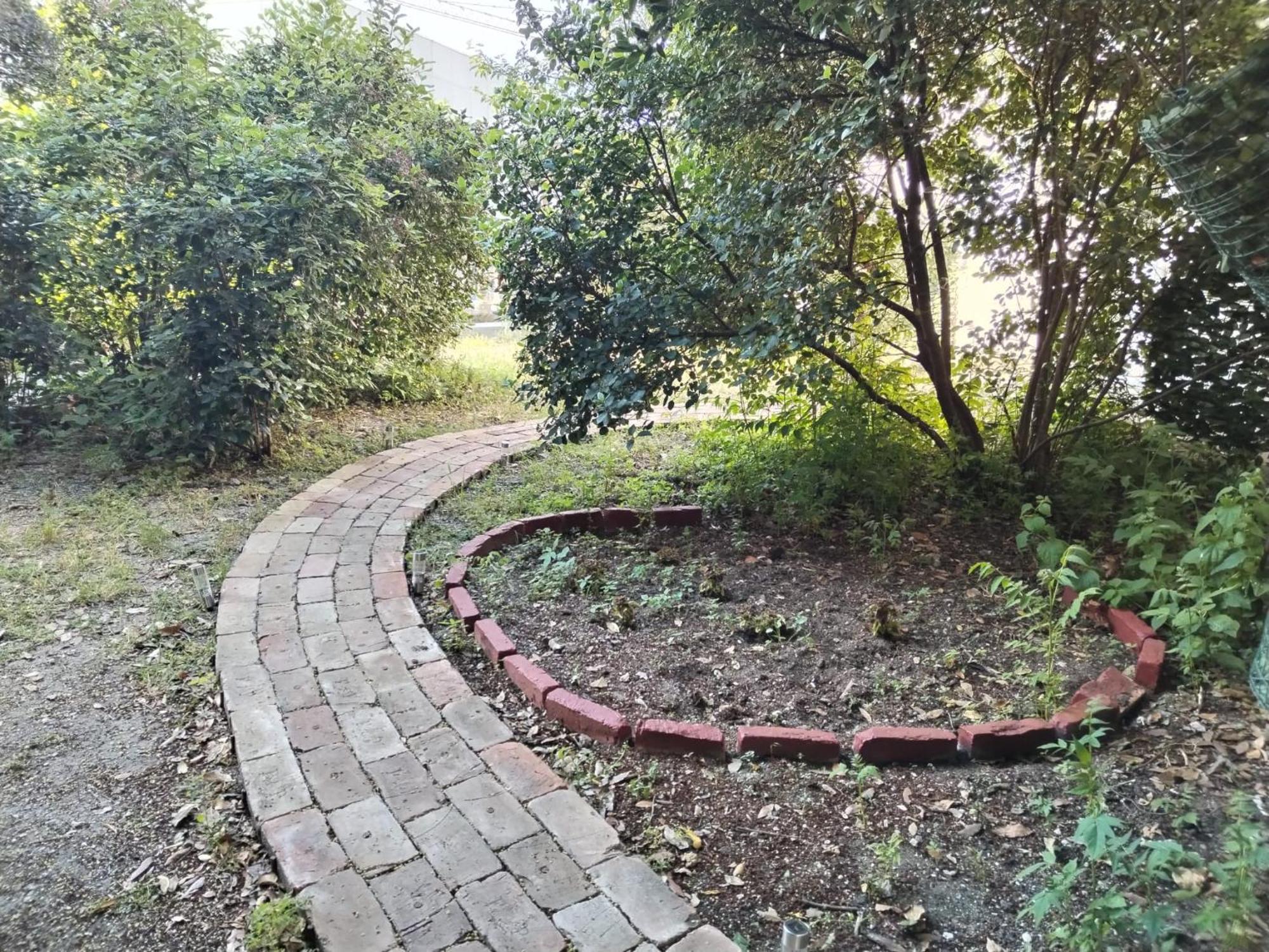 Garden In The Center Apartment Split Exterior photo